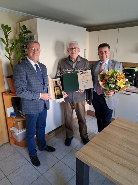 Ehrung zum 80. Geburtstag von Gottfried Blümel aus Angern. Bgm. Robert Meißl und GGR Peter Schattovich gratulierten. | Foto: MG Angern