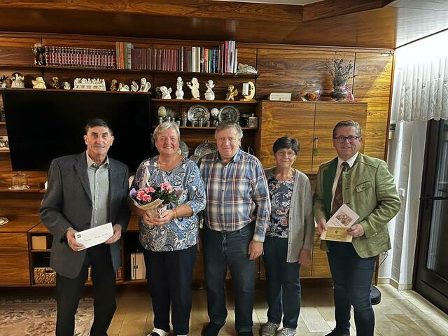 Fam. Manfred und Michaela Gmundner aus Neusiedl an der Zaya feierten die Goldene Hochzeit. Bürgermeister Andreas Keller und GR Dominik Keller sowie Seniorenbund-Obmann Ernst Gaida und  Josefine Sommer (Seniorenbund) gratulierten dem Jubelpaar recht herzlich. | Foto: Gemeinde Neusiedl