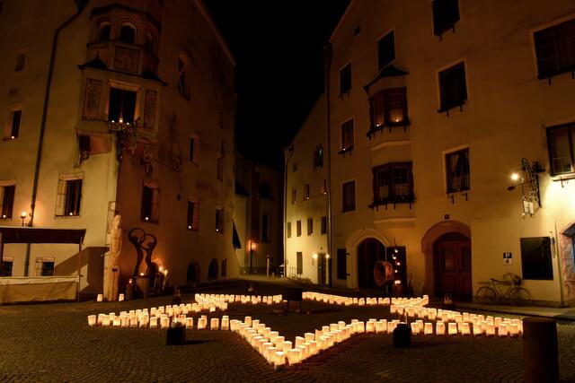 Rattenberger Advent: Kerzen, Fackeln und offene Feuerstellen tauchen die kleinste Stadt Österreichs in behagliches Licht.
 | Foto: Griessenböck