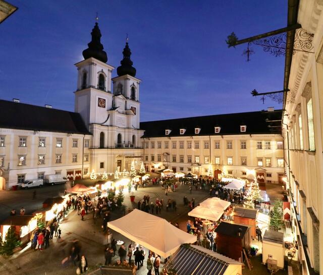 Der Prälatenhof und der Kaisersaaltrakt im Stift Kremsmünster verwandeln sich am zweiten Adventwochenende in ein lebendiges Adventdorf. | Foto: Stift Kremsmünster