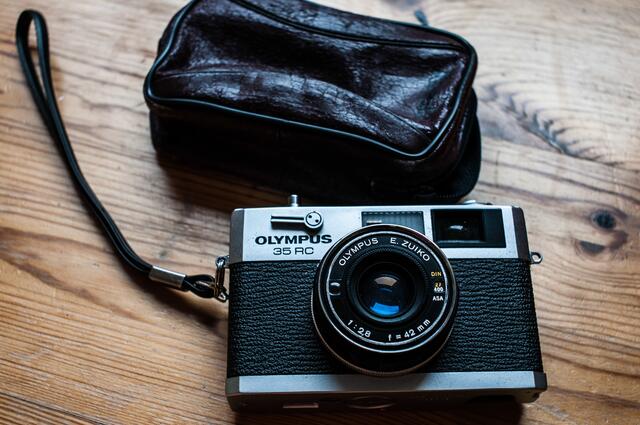 Von Vintage-Klassikern bis hin zu Hybridmodellen – die Auswahl an analogen Kameras ist groß. | Foto: Kurt Dvoran