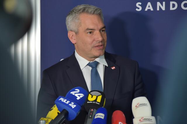 Bundeskanzler Karl Nehammer bezeichnete Sandoz bei einem Besuch in Kundl als wichtigen Leitbetrieb. | Foto: Barbara Fluckinger