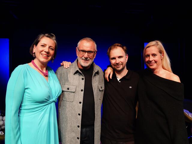 „Und wer nimmt den Hund" begeisterte im THEO. V. l.: Sigrid Sattler, Peter Faßhuber, der die Bühnenfassung erstellte und inszenierte, Alexander Kropsch und Ninja Reichert.
