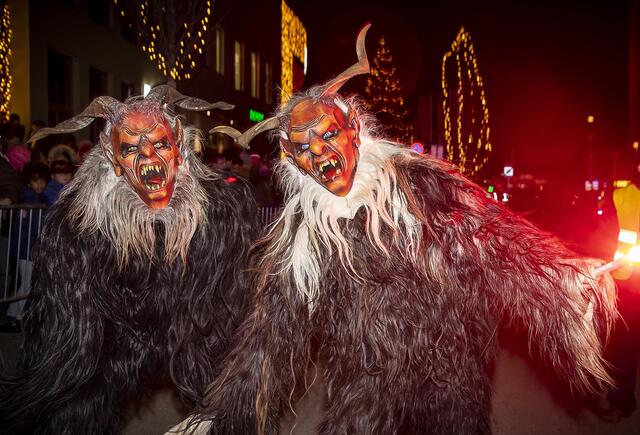 Bereits zum sechsten Mal findet am 2. Dezember das besondere Spektakel mit 20 Krampus- und Perchtengruppen vor der Weberzeile statt. | Foto: Andreas Kolarik