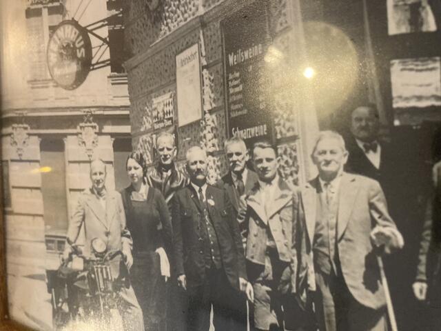 Ein Bild von damals: Die Wirtsleute 1956 in der Aufbauzeit nach dem Krieg. | Foto: privat
