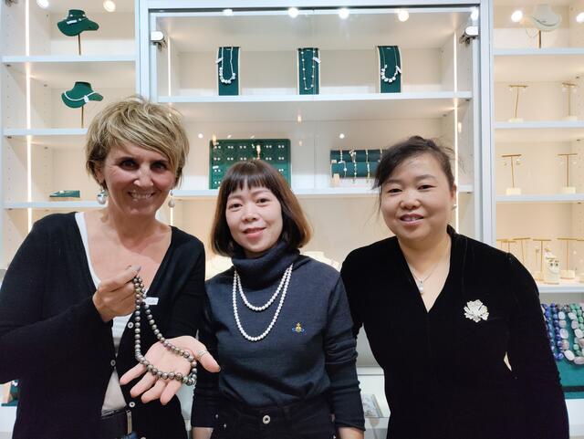 Daniela Zeiner (TIC Steyr, Leerstandsmanagement Steyr), Guo Xiaomin („Morgendämmerung“), Guo Xiaomin („Die Jüngere“) (v.li.).
  | Foto: TIC Steyr