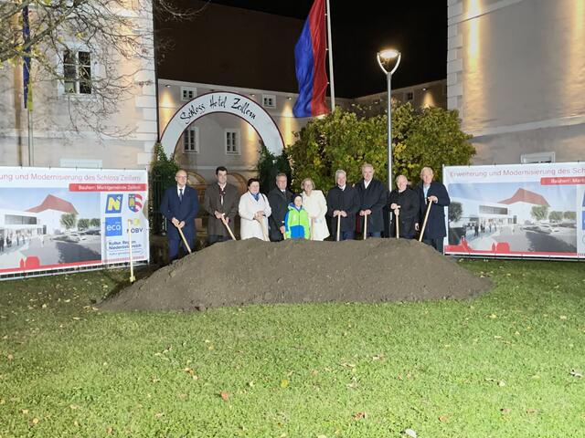 Vizebürgermeister Wolfgang Zeiner, Bernhard Thain (Obmann NÖBV), Moststraße-Obfrau Michaela Hinterholzer, Bürgermeister Friedrich Pallinger, Landeshauptfrau Johanna Mikl-Leitner, Landtagsabgeordneter Anton Kasser, Architekt Thomas Tauber, Helmut Miernicki (Geschäftsführer ecoplus) und Martin Lammerhuber (Geschäftsführer Kultur.Region.Niederösterreich).