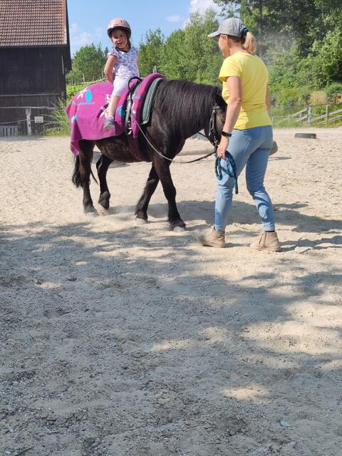 Durch eine Reittherapie kann Azra den Unfall leichter verarbeiten. | Foto: Altas