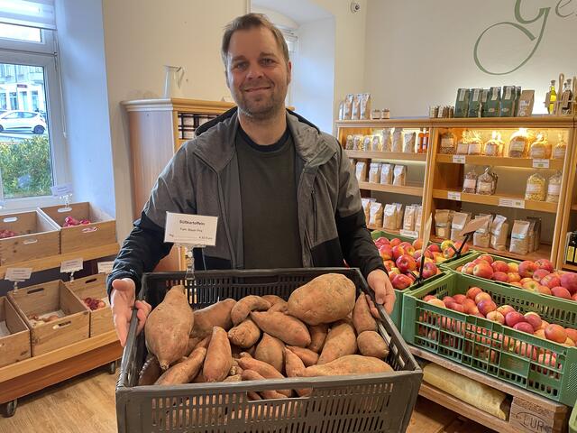 Christian Bayer aus Hart hofft, dass bei seinen Süßkartoffeln weiterhin jede Größe erlaubt ist. | Foto: Alexandra Goll