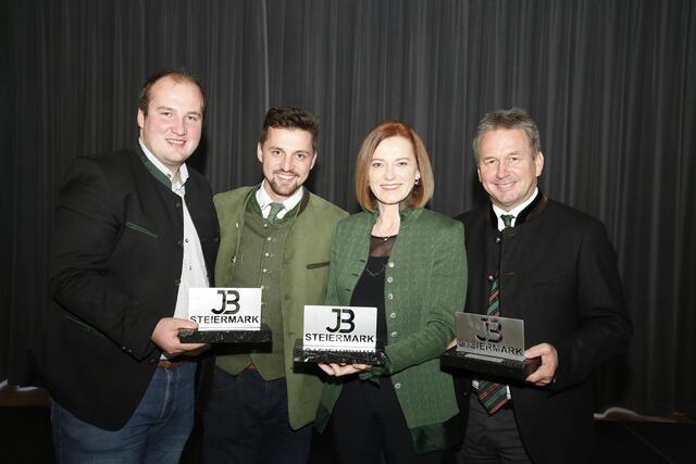 Der bisherige Obmann Ralf Wagner (links), der neue Obmann Bernd Brodtrager, Landesrätin Simone Schmiedtbauer und Bauernbund-Obmann Franz Titschenbacher. | Foto: Steirische Jungbauern