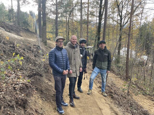 Rene Schnöller (GF Trail Tech), Vizebürgermeister Johannes Anzengruber, Stephan Görgl (ehemaliger Skirennläufer und E-Mountainbiker) und David Messner (Referat Natur und Erholung) auf dem Gelände am sogenannten „Bichl“, auf dem die Bauarbeiten bereits voll im Gange sind. | Foto: Lisa Kropiunig