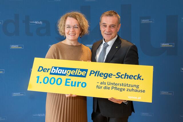 Blaugelber Pflege-Scheck: Landesrätin Christiane Teschl-Hofmeister und Landtagsabgeordneter Anton Erber | Foto: ÖVO NÖ