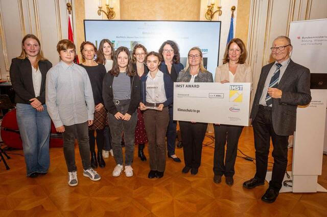 Mit stolzen Gesichtern konnten Schülerinnen und Schüler der Ursulinen den IMST-Innovationspreis für das Projekt "Klimaschutz to go" entgegen nehmen. | Foto: Rudi Froese