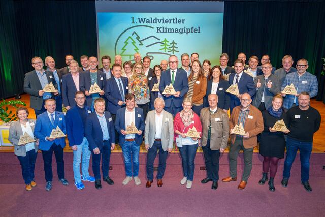 Die Projektverantwortlichen aus den Waldviertler Bezirken wurden mit einer Trophäe von Landesvize Stephan Pernkopf ausgezeichnet, als Anerkennung ihres Engagements. | Foto: Bollwein