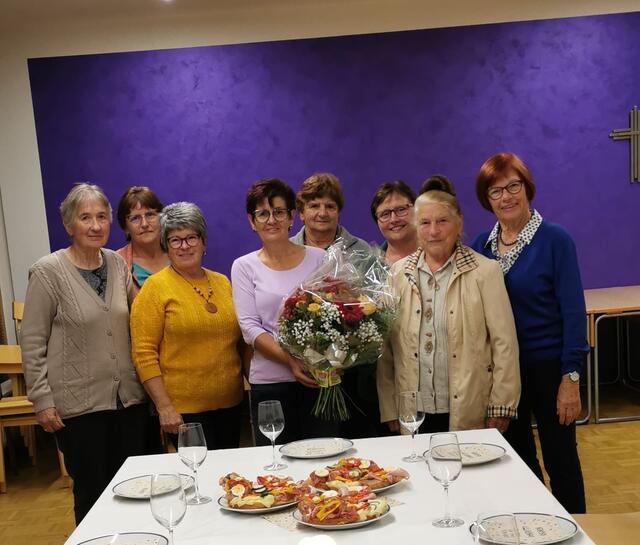 Rosa Haas (vorne, 2.v.l.) und die Frauenbewegung waren beim Projekt federführend.  | Foto: Katholische Frauenbewegung 