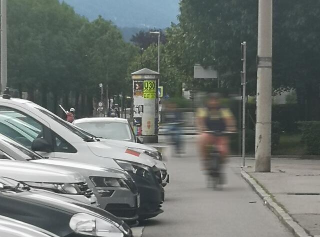 Die Grazer Volkspartei kritisiert, dass es eine Vielzahl von Radfahrern am Gehsteig fahre und Fußgänger gefährden würde.  | Foto: zvg
