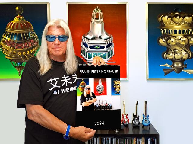 Der Brucker Künstler Frank Peter Hofbauer mit seinem druckfrischen Kunstkalender für 2024. | Foto: FPH