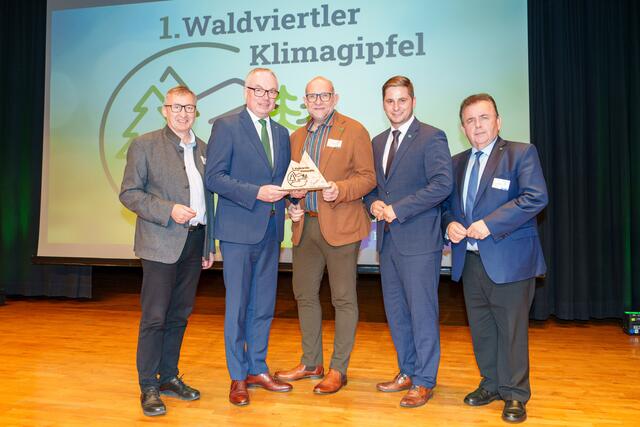 Herbert Greisberger, Stephan Pernkopf, Gasterns Bürgermeister Roland Datler, Lukas Brandweiner und Franz Mold (v.l.) | Foto: Bollwein