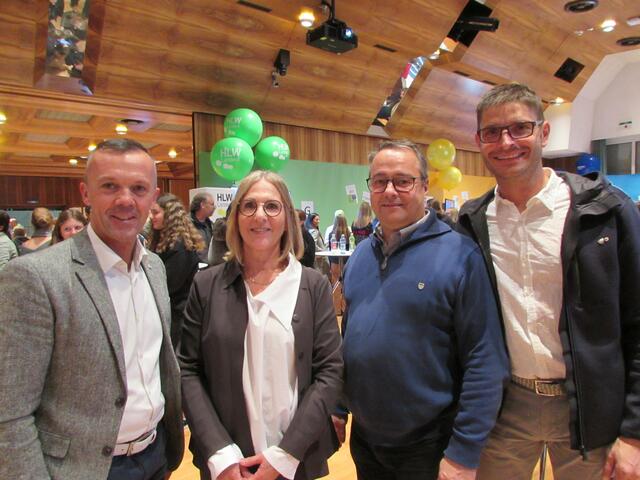WK-Bezirksstellenleiter Otmar Lader, SQM Daniela Lehmann, Vorsitzender Arbeitskreis Wirtschaft-Bildung Andreas Grüner und WK-Obmann Michael Gitterle bei der Bildungsmesse in Landeck. 
