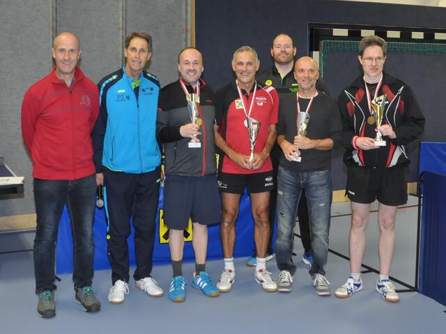 Siegerehrung 50+: GV Hannes Steger, TTV-Obmann Gernot Schwaiger, Mario Salfenmoser (1.), Manfred Pfluger (2.), TTV-Präsident Michael Enders, Harald Jesacher (3.) und Michael Haberstroh (3.)  