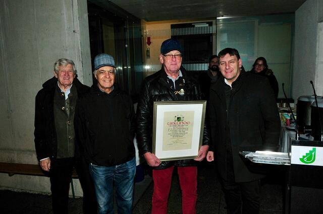 Peter Hatzl freute sich über die Auszeichnung "Gemeindewappen mit Lorbeerkranz". | Foto: Hassl