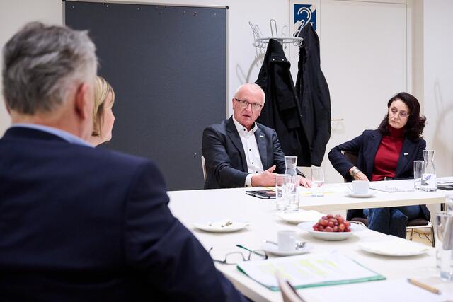 Am Donnerstag den 16. November besuchte Vizekanzler Werner Kogler die Caritas Zentrale in Salzburg. Johannes Dines (mitte) und sein Team sprachen mit ihm und der Grünen Stadträtin Anna Schiester über aktuelle Projekte und Herausforderungen. | Foto: Grüne/Flausen