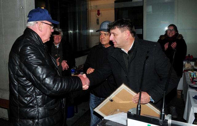 Gratulation und Wertschätzung für Peter Hatzl. | Foto: Hassl