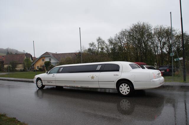 Ing. Richard Lugner kommt mit der Strechlimousine nach Felling im Bezirk Krems, um einen Christbaum für die Lugner City zu schneiden.