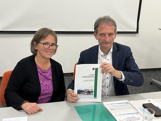 Margit Dablander und Hermann Weratschnig drängen auf den Bahntunnel in Richtung Inntal. | Foto: Schretter