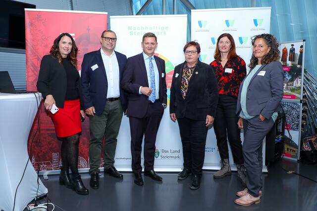 Christina Mandl von CM-Consulting, Martin Ozimic Geschäftsführer des Gemeindebundes Steiermark, Bürgermeister Kurt Wallner, Vorsitzender des Städtebundes Steiermark, Gudrun Walter, Nachhaltigkeitskoordinatorin des Landes Steiermark, Silke Leichtfried, WIN-Programmmanagerin des Landes Steiermark, und Nadia Prauhart von pulswerk (v.l.) | Foto: Freisinger
