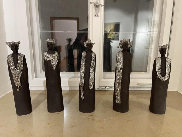 Edith Argauer, "Happy Birthday", 5 Figuren, Keramik glasiert, je ca. 36x8 cm, 2023, Preis je 280 € | Foto: Josef Goldhofer