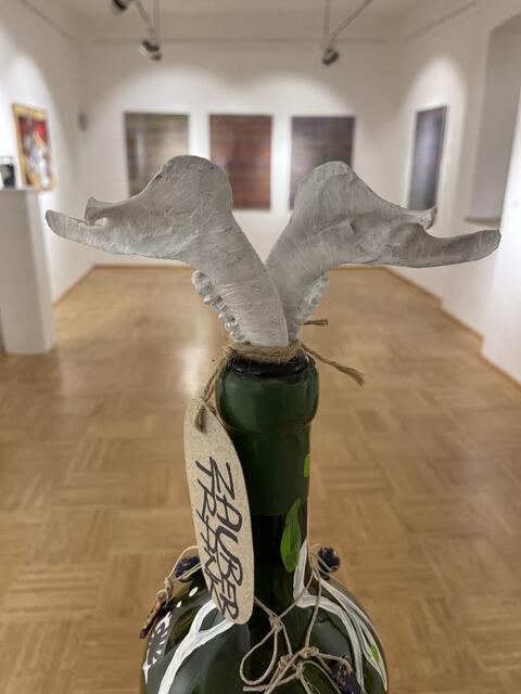Detail "Zaubertrank", Helga Ortner, Glasflasche, Wildknochen, Kette, Acryl, ca. 60 cm, 2023, Preis 500 € | Foto: Josef Goldhofer