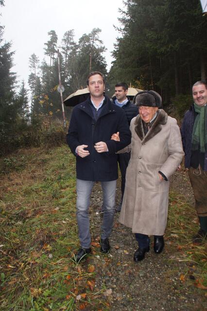 Johann Gudenus und Richard Lugner streifen durch den Wald, um einen passenden Baum für die Lugner City zu finden. 