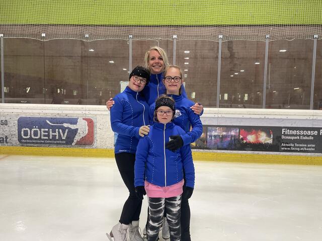 Betreuerin Birgit Schatz mit den drei Specials der ASKÖ Linz Eislauf.
