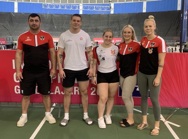 Drei Athletinnen und Athleten nehmen dieses Jahr bei der U20 Weltmeisterschaft im Gewichtheben teil. Darunter auch die Rumerin Victoria Steiner (3. v. r.). | Foto: ÖGV