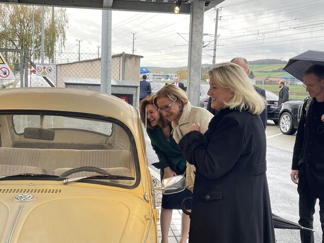 Die Landeshauptfrau betrachtet den alten VW-Käfer.