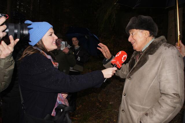 Interview mit den Regionalmedien und Richard Lugner. Die Weihnachtsstimmung kann nun mit dem neuen Christbaum in der Lugner City aufkommen.