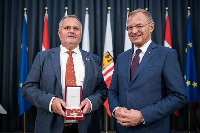 Manfred Pichler bei der Verleihung mit Landeshauptmann Thomas Stelzer. | Foto: Land OÖ
