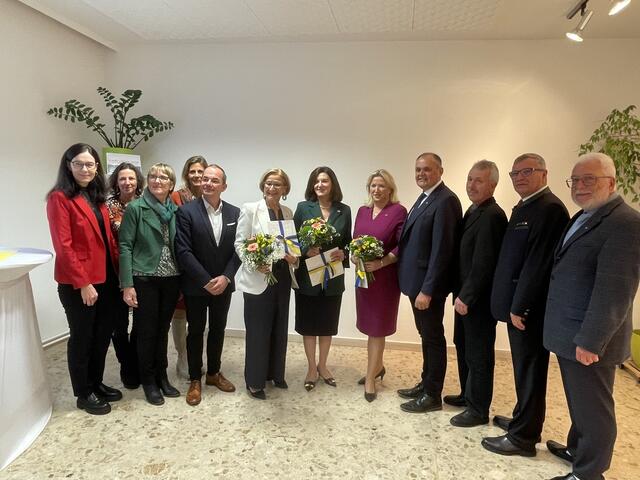 Den Botschafterinnen und der Landeshauptfrau wurden Blumen überreicht.