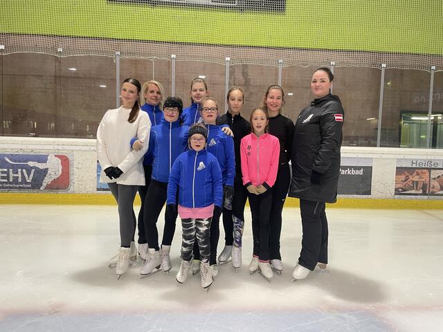 Rund 100 Mitglieder gehen bei der ASKÖ Linz Eislauf ihrer Leidenschaft auf zwei Kufen nach. Mittendrin im bunten Vereinsleben sind die drei "Specials" Dana, Isabel und Lisa, die im Eiskunstlauf bereits tolle Erfolge feierten. | Foto: BRS/Flecker
