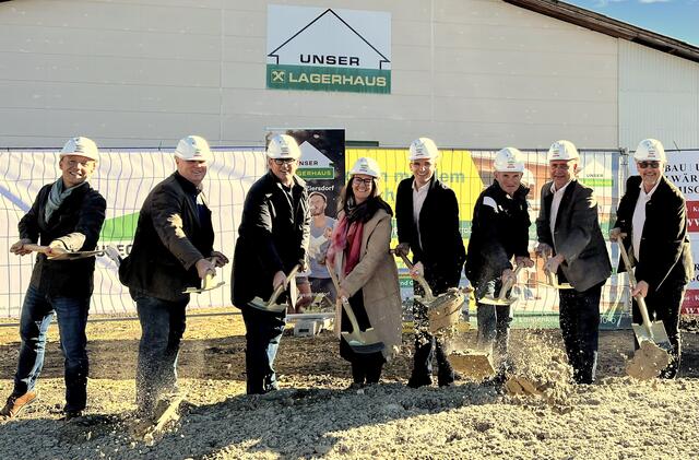 v.li.n.re.: Harald Schmid (Bautechnik GmbH), Herbert Honc (Lagerhaus), Robert Kehrer (Bautechnik GmbH), Gudrun Berger (Bürgermeisterin Furth), David Oberholzer, Helmut Hackner, Julius Schauerhuber (alle Lagerhaus), Rainer Schrefl (S-Bau). (Credits: Lagerhaus Absdorf-Ziersdorf) | Foto: Lagerhaus Absdorf-Ziersdorf
