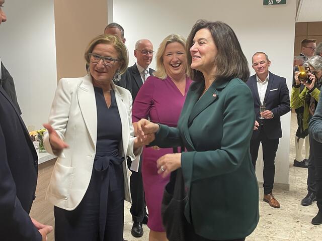 Johanna Mikl-Leitner begrüßt die Botschafterinnen.