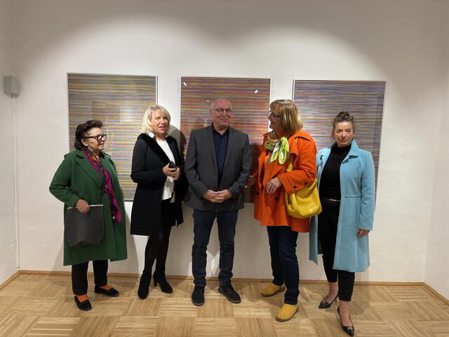 Gruppenbild mit Herrn, in der Mitte IKG-Künstler Rudolf Beer, vertreten mit der Serie "Farbige Zeiten", Acryl auf Papier, je 120 x85 cm, 2023, Preis auf Anfrage | Foto: Josef Goldhofer