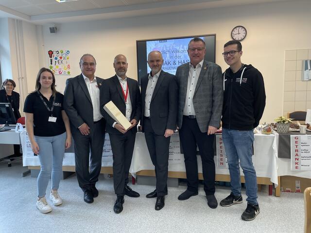 Frank, Direktor Hannes Schmid, Bildungsdirektor Heinz Zitz und Pokorny mit Schülerinnen und Schülern beim Buffet | Foto: Kathrin Haider