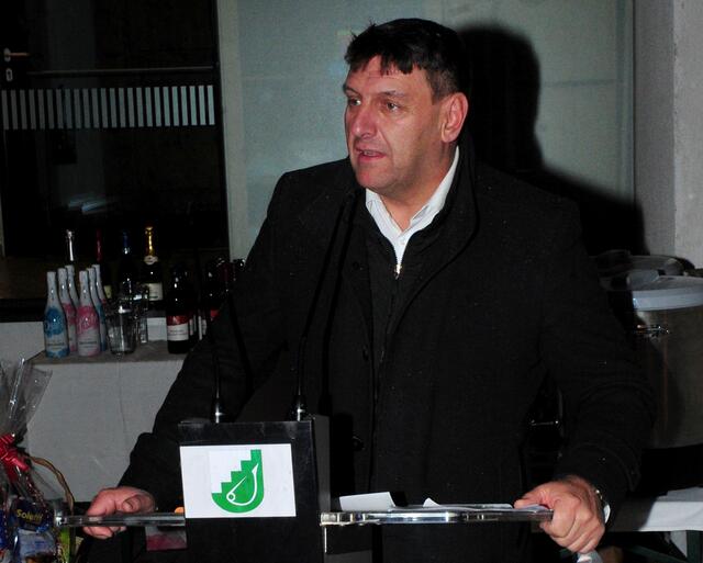 Bgm. Markus Haid legte ein klares Bekenntnis zur Ausgrabungsstätte ab und verwies u.a. auf das Gemeindewappen. | Foto: Hassl