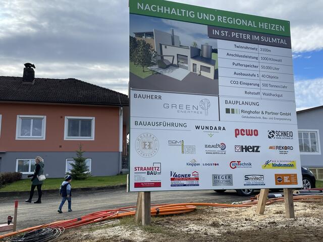 Die Fakten zum Fernwärmeprojekt in St. Peter im Sulmtal sind für jeden sichtbar an der Baustelle für das Heizhaus aufgemacht. | Foto: Susanne Veronik