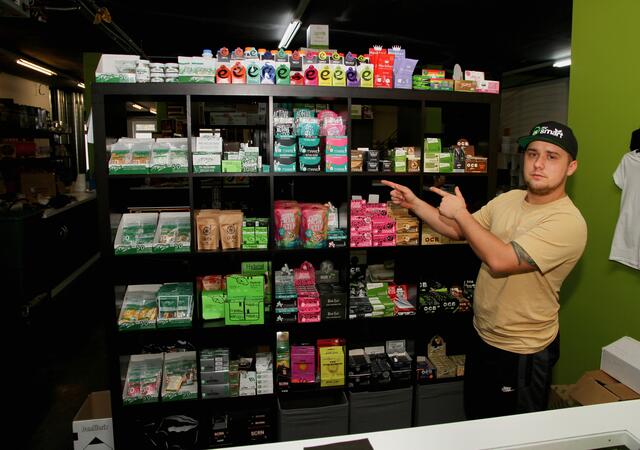 Danny von Mr. Smart: "Dieses Regal wurde umgeworfen, wir haben es mittlerweile natürlich aufgestellt." | Foto: MeinBezirk.at