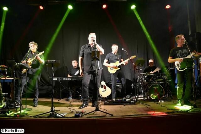 „Men in Black“ sorgen beim Ball des Polizeisportvereines diesen Samstag in der Kuss-Halle Seiersberg in bewährter Weise für Stimmung. | Foto: zVg