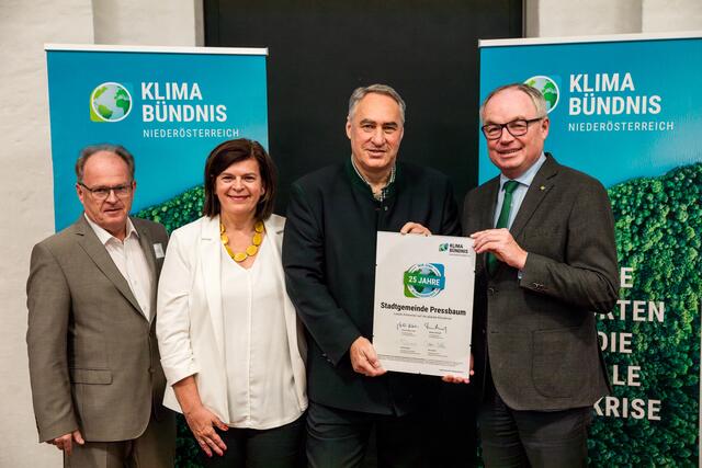 Herbert Wandl, Vorstandsvorsitzender Klimabündnis NÖ; Petra Schön, Geschäftsführung Klimabündnis NÖ; Bgm. Josef Schmidl-Haberleitner; LH-Stv. Stephan Pernkop | Foto: Klimabündnis Niederösterreich