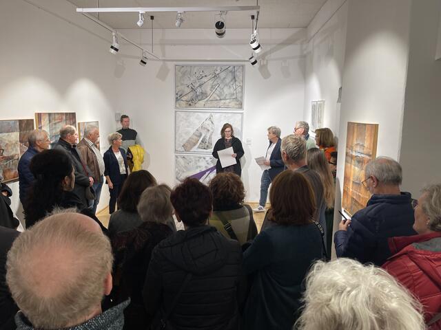 Kuratorin Hanna Kirmann, vorne in der Mitte, bei der Ansprache zur Vernissage | Foto: Josef Goldhofer